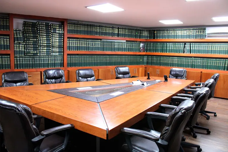Sala de juntas de la Notaría 26 con biblioteca jurídica